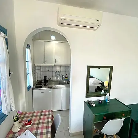 Asterias Mini Coastal * Perivolos (Santorini)