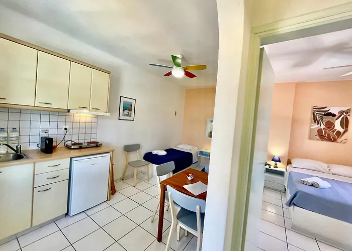 Asterias Mini Coastal * Perivolos (Santorini)